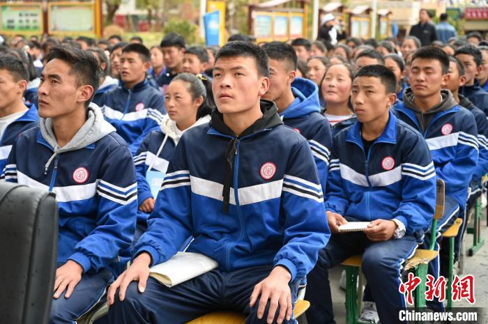 圖為昌都市第五高級中學學生參加授課?！≮w朗 攝