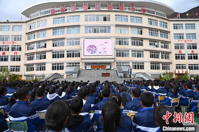 圖為昌都市第五高級中學全體學生參加授課?！≮w朗 攝