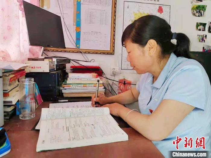 甘肅環(huán)縣“全能老師”堅(jiān)守“麻雀學(xué)?！保簩W(xué)生在，我就在