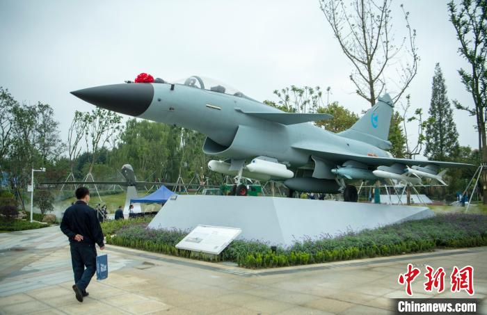 園林式戰(zhàn)斗機(jī)博物館內(nèi)展示的“殲10C”飛機(jī)?！⒅铱?攝