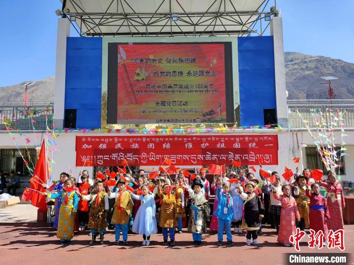 圖為加查縣安繞鎮(zhèn)小學各民族代表學生齊唱紅歌?！“怖@鎮(zhèn)小學供圖