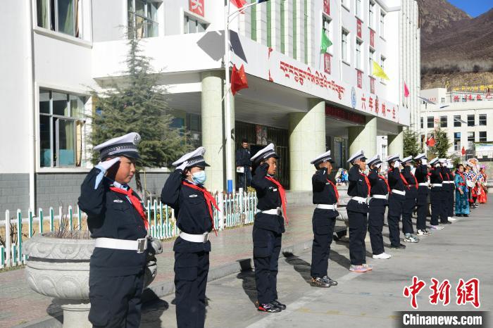 圖為加查縣安繞鎮(zhèn)小學學生爭當“小交警”體驗交警工作?！∝暩聛硭?攝