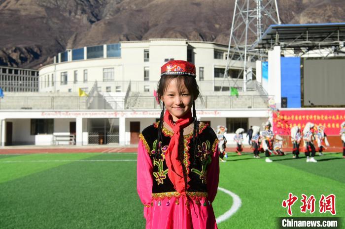 圖為加查縣安繞鎮(zhèn)小學回族學生馬萍?！∝暩聛硭?攝