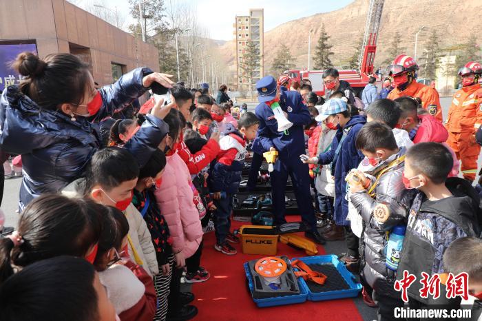 圖為小朋友們聽消防員講解消防器材?！铨埥?攝