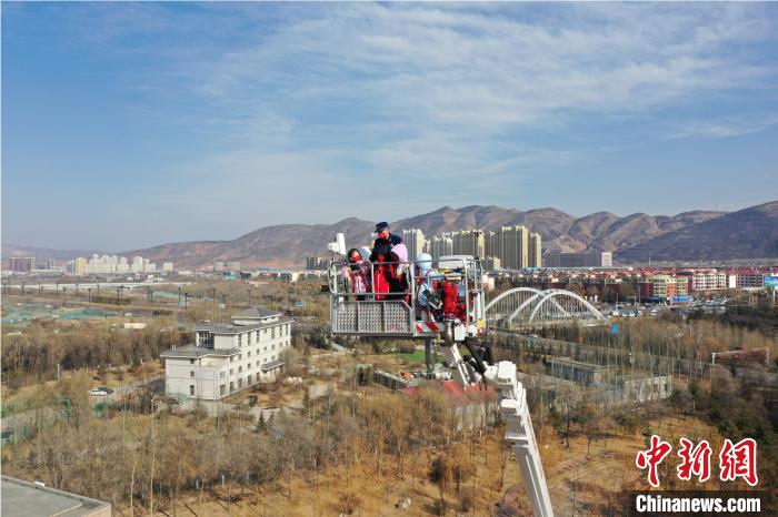 圖為小朋友在消防員的陪同下，體驗78米登高平臺消防車?！铨埥?攝