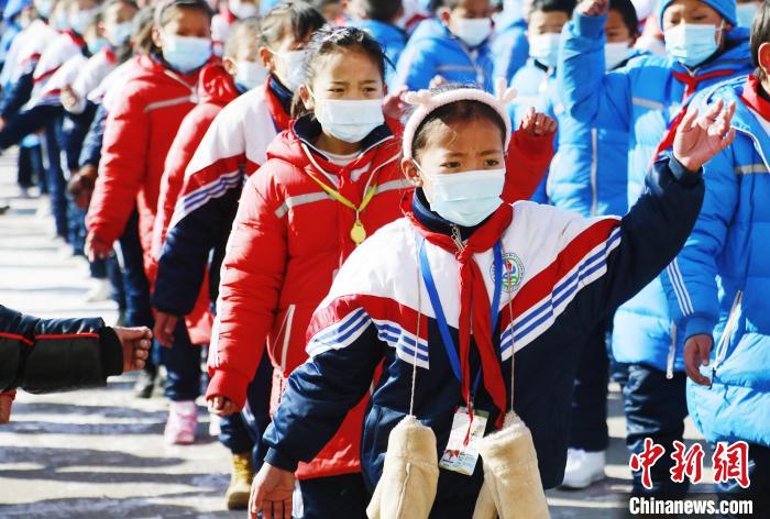 圖為學(xué)生跳起歡快的藏族舞蹈迎接新學(xué)期?！●R銘言 攝