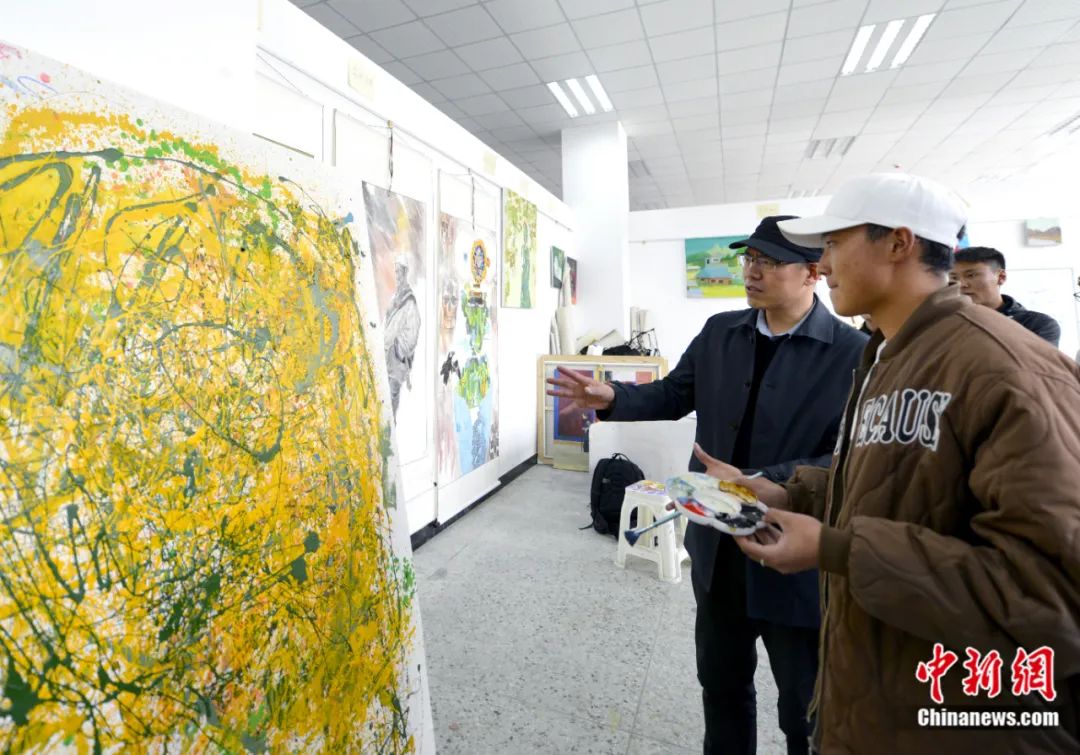 劉洋在課堂上指導(dǎo)學(xué)生繪畫技巧。<a target='_blank' href='/'><p  align=