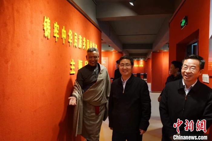 資料圖為參觀鑄牢中華民族共同體意識(shí)主題展。　胡貴龍 攝
