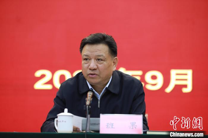 圖為青海省委常委、統(tǒng)戰(zhàn)部部長(zhǎng)班果出席會(huì)議并講話?！『F龍 攝