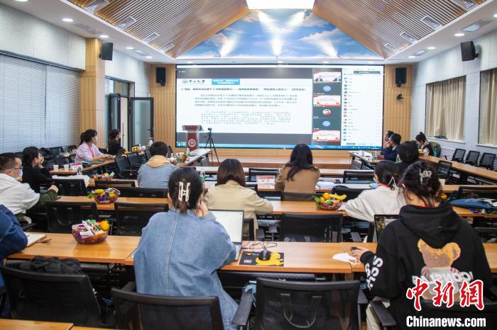 圖為論壇會議現(xiàn)場?！⊥瑬|放 攝