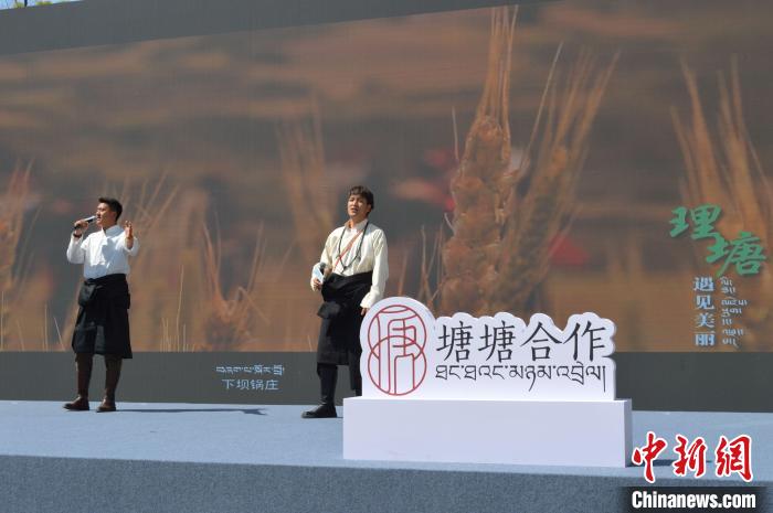 “康巴漢子”現場獻唱?！≈炝杞?攝