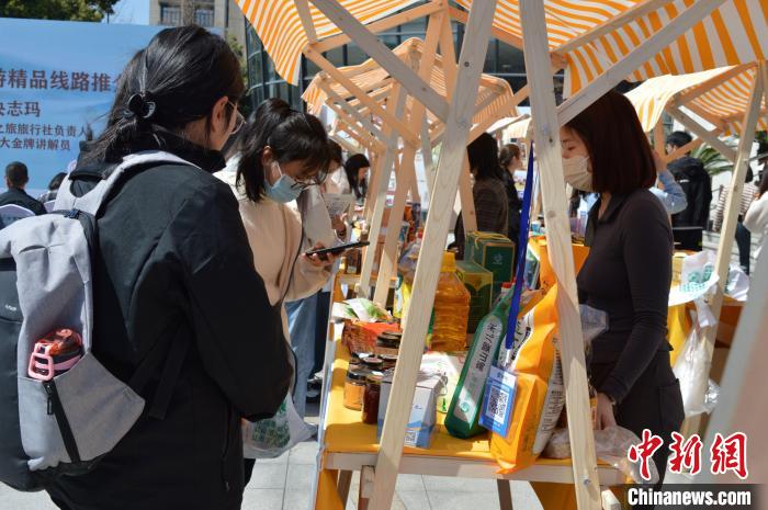 活動現場高校師生選購理塘農特產品?！≈炝杞?攝