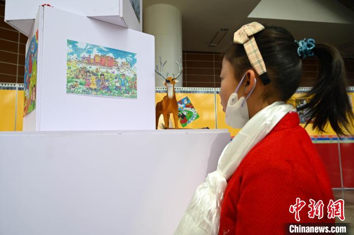 圖為學(xué)生參觀繪畫展?！≮w朗 攝