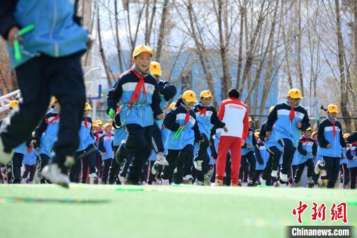 圖為學生在跳繩教練齊景龍的指導下做準備運動?！∝暩聛硭?攝