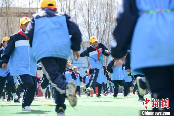 圖為學生在跳繩教練齊景龍的指導下做準備運動?！∝暩聛硭?攝