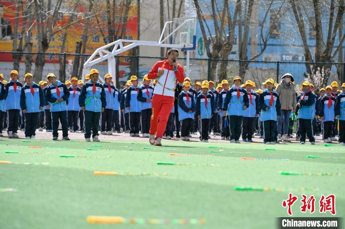 圖為學生在跳繩教練齊景龍的指導下做準備運動。　貢嘎來松 攝