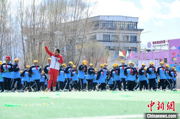 圖為學生在跳繩教練齊景龍的指導下做準備運動?！∝暩聛硭?攝