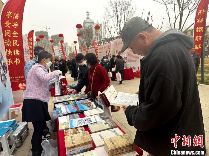 圖為民眾在活動現場讀書、購書?！±铍h 攝