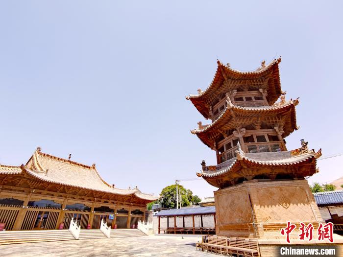 圖為阿河灘清真寺局部?！?zhí)砀?攝