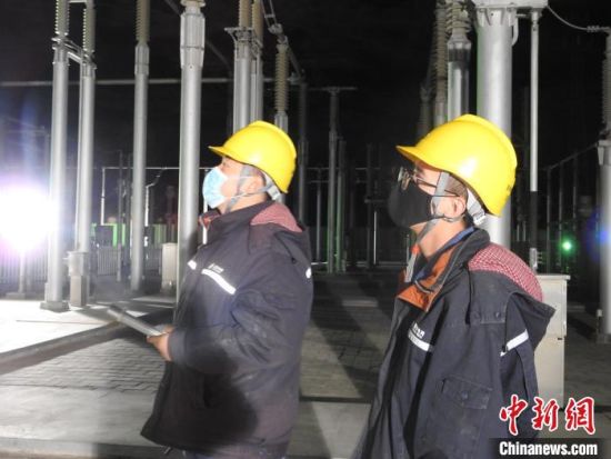 圖為5月10日凌晨，國(guó)網(wǎng)青海檢修公司柴達(dá)木換流站運(yùn)維人員在進(jìn)行柴拉直流系統(tǒng)停電操作?！∫杂?攝