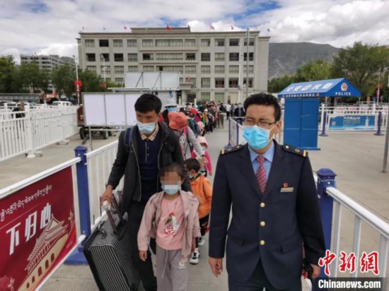 圖為拉薩車站工作人員為西藏先心病患兒和陪同人員提供“綠色”接力幫扶，并開通了專門通道，讓他們快速進站上車。拉薩車站 供圖