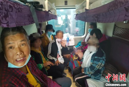 圖為乘坐Z266次列車的西藏先心病患兒和陪同人員。拉薩車站 供圖