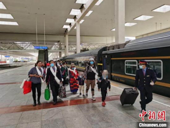 圖為拉薩車站工作人員為西藏先心病患兒和陪同人員提供“綠色”接力幫扶，并開通了專門通道，讓他們快速進(jìn)站上車。拉薩車站 供圖