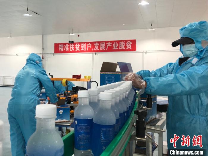 圖為阿里地區(qū)措勤縣某飲用水加工公司，該公司以“基地+公司+貧困民眾”為運(yùn)營(yíng)模式，帶動(dòng)貧困民眾68戶232人?！≈x牧 攝