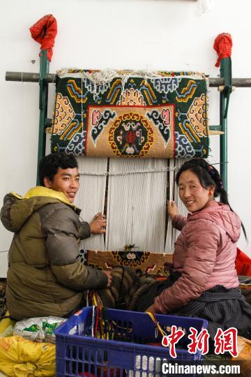 圖為1月15日，在日喀則市謝瑪氆氌農(nóng)村合作社，拉孜村一對夫婦在編織卡墊(資料圖)?！≮w朗 攝