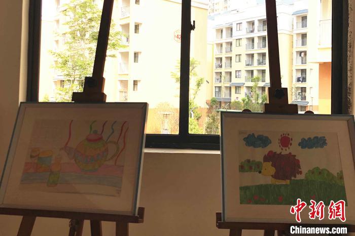 圖為會澤縣城易地扶貧搬遷點一所小學內擺放著的學生畫作?！】姵?攝