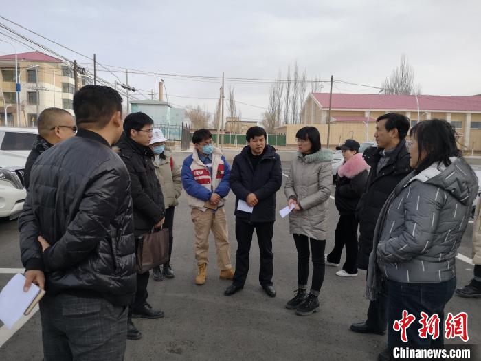 圖為青海大學(xué)工作人員正在現(xiàn)場(chǎng)考察該項(xiàng)目進(jìn)行情況?！±罱瓕?攝