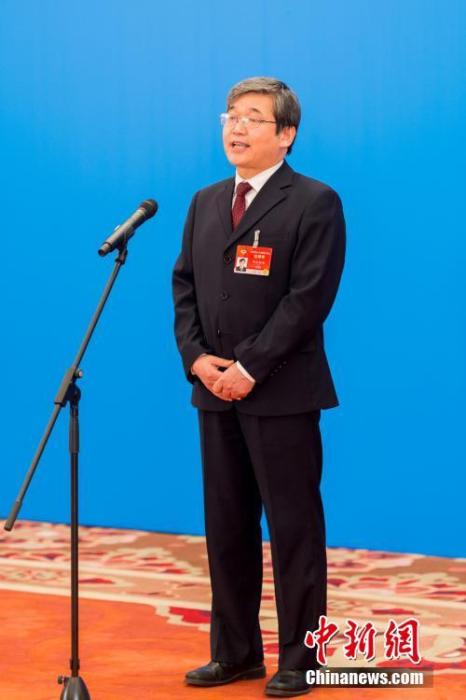 3月10日，全國政協(xié)十三屆四次會議第三場“委員通道”采訪活動在北京人民大會堂新聞發(fā)布廳舉行。圖為全國政協(xié)委員阿拉坦倉通過網(wǎng)絡(luò)視頻方式接受媒體采訪。<a target='_blank' ><p  align=