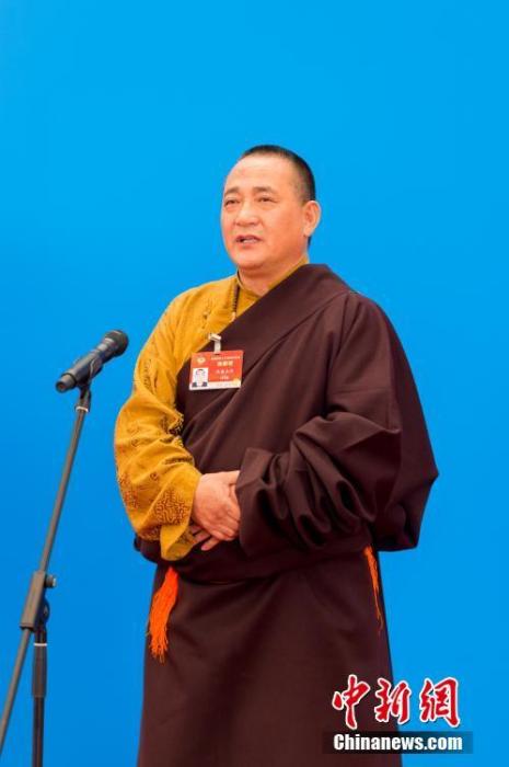 3月10日，全國政協(xié)十三屆四次會議第三場“委員通道”采訪活動在北京人民大會堂新聞發(fā)布廳舉行。圖為全國政協(xié)委員洛桑山丹通過網(wǎng)絡(luò)視頻方式接受媒體采訪。<a target='_blank' ><p  align=