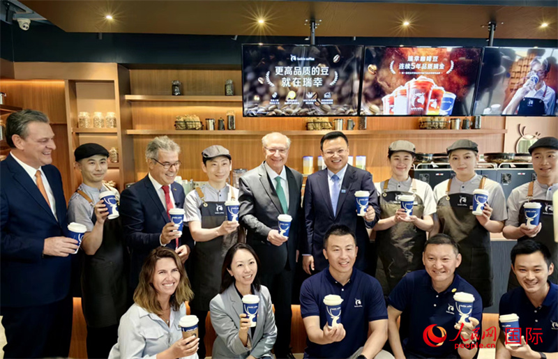 巴西副總統(tǒng)阿爾克明在北京某咖啡店推廣巴西咖啡。人民網(wǎng)記者 符園園攝
