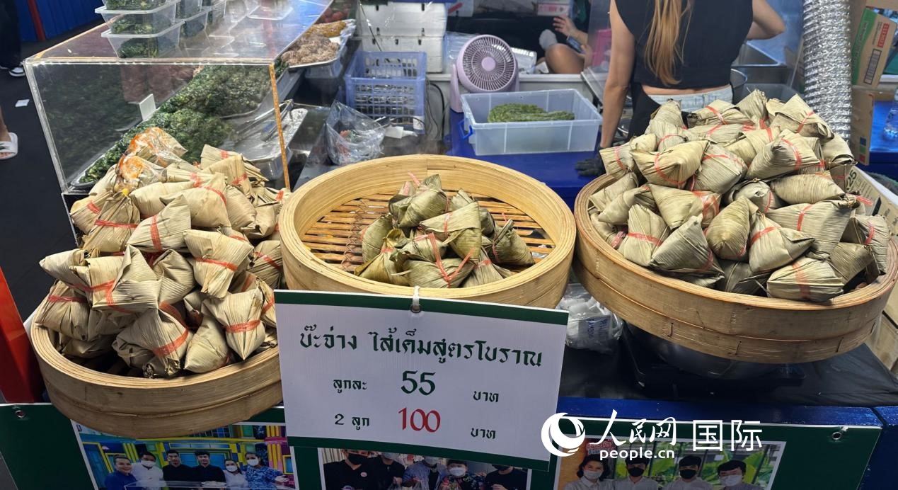 泰國街頭小吃店售賣粽子。人民網(wǎng)記者 簡承淵攝