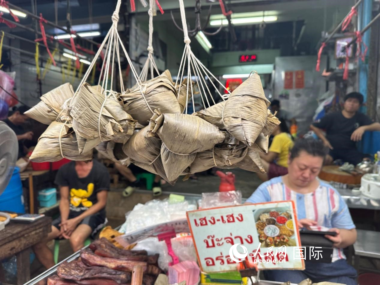 唐人街店鋪售賣的粽子。人民網(wǎng)記者 簡承淵攝