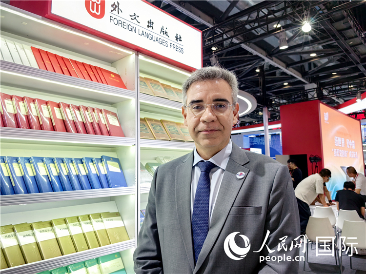 巴西東進(jìn)出版社社長(zhǎng)高文勇接受人民網(wǎng)專訪。人民網(wǎng)記者 符園園攝