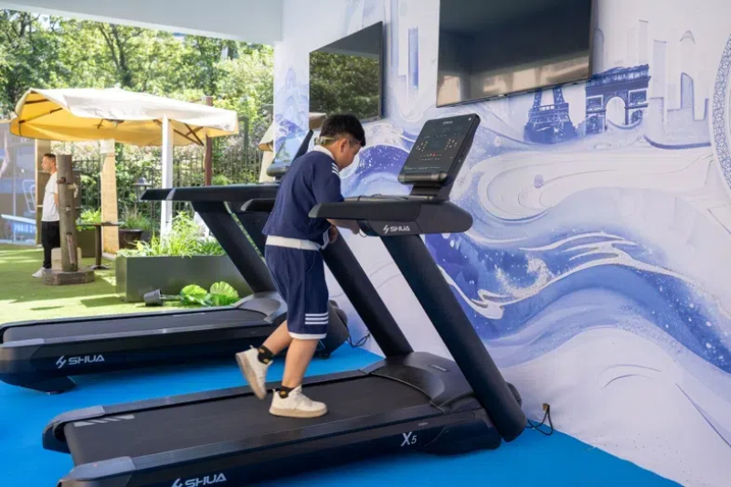 小朋友在智慧體育公園體驗(yàn)跑步機(jī)。巴黎