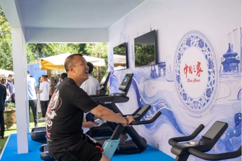 參觀者在智慧體育公園體驗(yàn)動(dòng)感單車(chē)。巴黎
