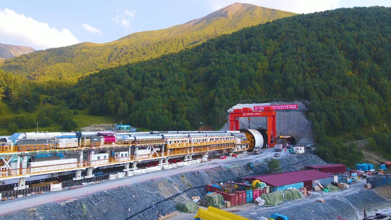 “高加索號”單護盾硬巖掘進機（TBM）。中鐵隧道局格魯吉亞KK公路隧道項目部供圖