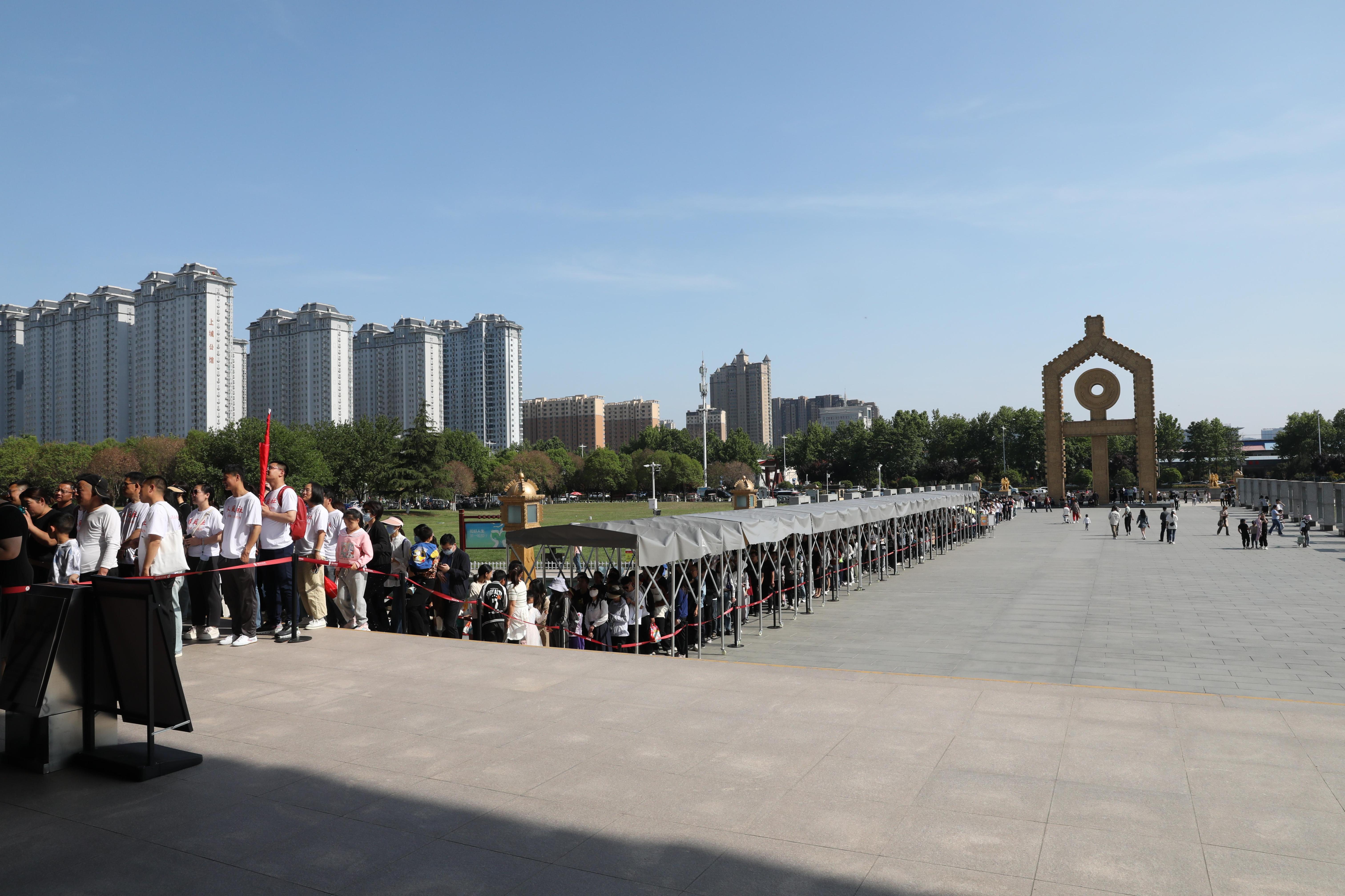 “五一”期間，中國(guó)文字博物館外游客有序排隊(duì)。中國(guó)文字博物館供圖
