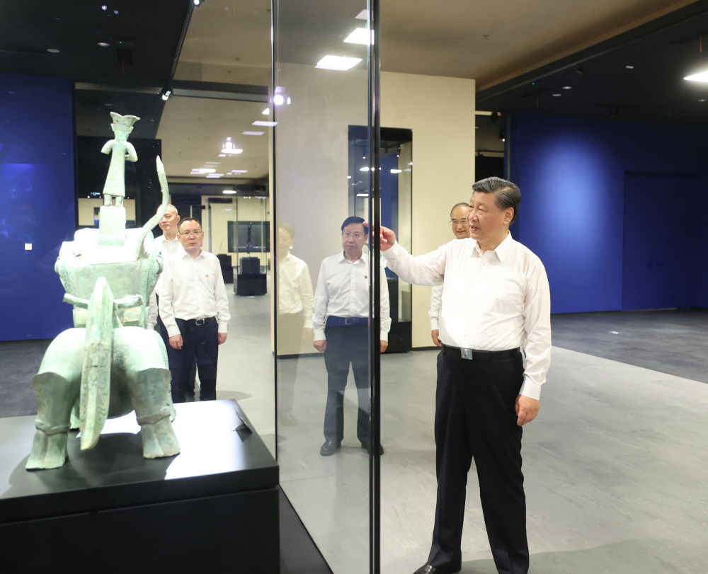 2023年7月26日，習近平總書記在四川省德陽市考察了三星堆博物館，了解當?shù)貧v史文化遺址發(fā)掘研究、文物保護修復等情況。