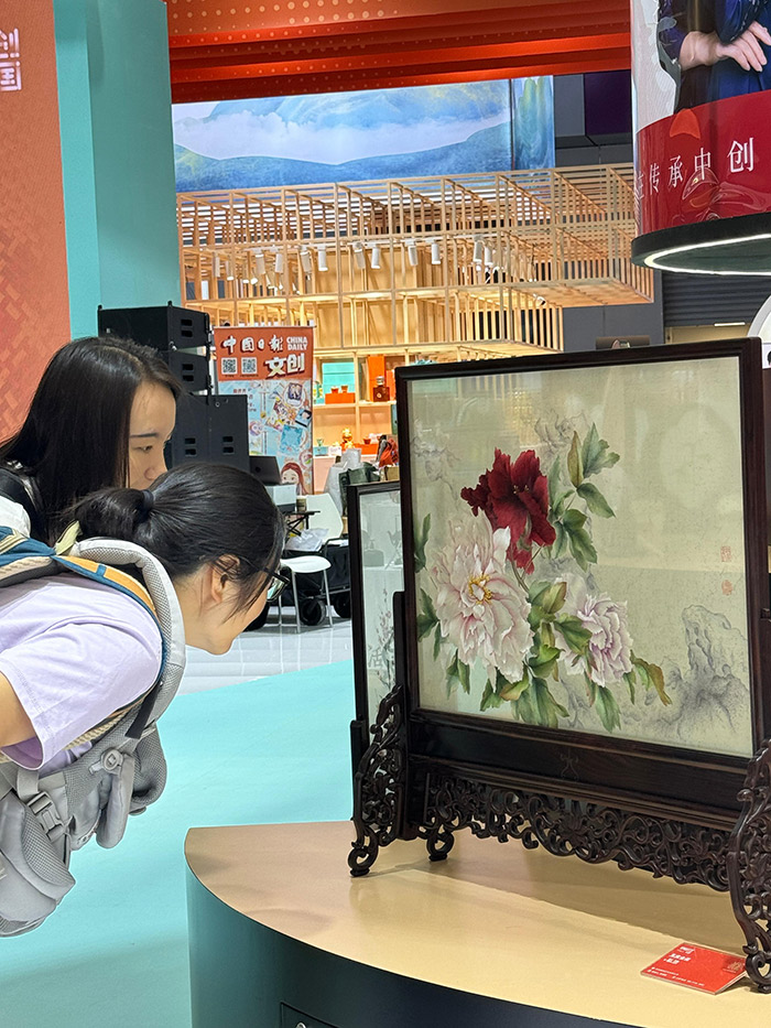 “文創(chuàng)中國(guó)”專題展區(qū)。參展觀眾供圖