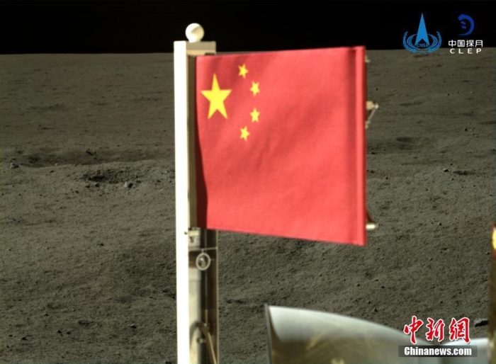 6月4日，中國國家航天局公布了嫦娥六號探測器在月球背面的五星紅旗展示影像。鮮艷的五星紅旗再次閃耀月球，這也是中國首次在月球背面獨立動態(tài)展示國旗。<a target='_blank' href='/'><p  align=