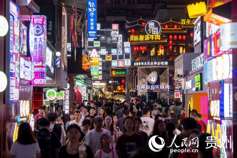 6月21日，貴陽(yáng)，青云市集內(nèi)游人如織。人民網(wǎng)記者 翁奇羽攝