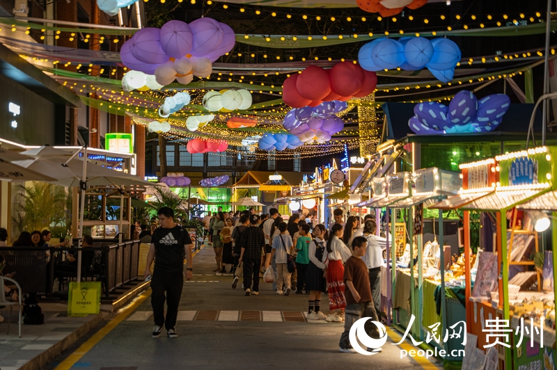 6月21日，貴陽(yáng)新印廠霓虹閃爍，映照城市夜生活。人民網(wǎng) 陽(yáng)茜攝