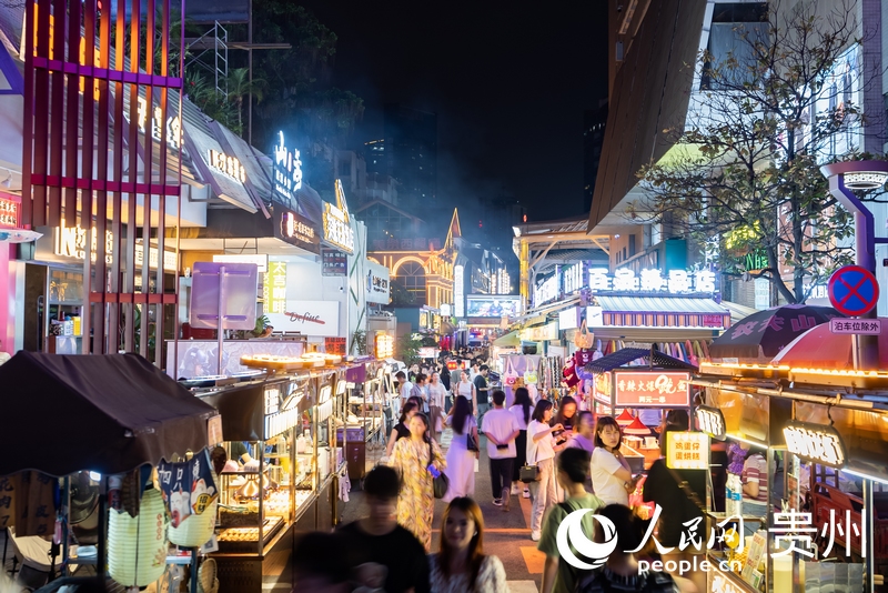 6月21日，夜幕下人頭攢動(dòng)的貴陽(yáng)市太平路街區(qū)。人民網(wǎng)記者 涂敏攝