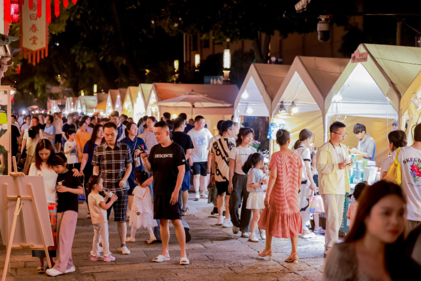 本屆中國(guó)大運(yùn)河廟會(huì)吸引不少市民游客前來(lái)參觀游玩。拱墅區(qū)委宣傳部供圖