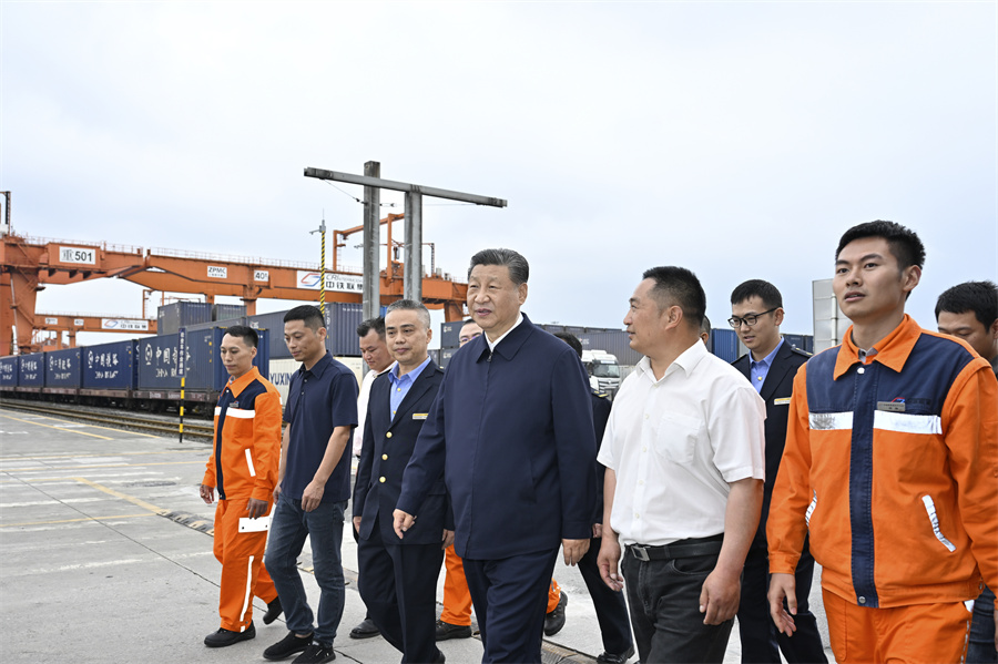 2024年4月22日至24日，中共中央總書記、國家主席、中央軍委主席習(xí)近平在重慶考察。這是22日下午，習(xí)近平在重慶國際物流樞紐園區(qū)重慶鐵路集裝箱中心站，同貨車司機、列車司機、裝卸工人、場站管理人員等親切交流。新華社記者 岳月偉 攝