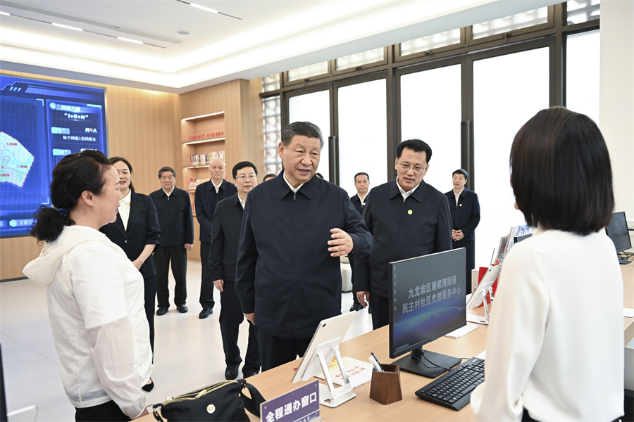 2024年4月22日至24日，中共中央總書記、國家主席、中央軍委主席習(xí)近平在重慶考察。這是22日下午，習(xí)近平在九龍坡區(qū)謝家灣街道民主村社區(qū)考察。新華社記者 謝環(huán)馳 攝